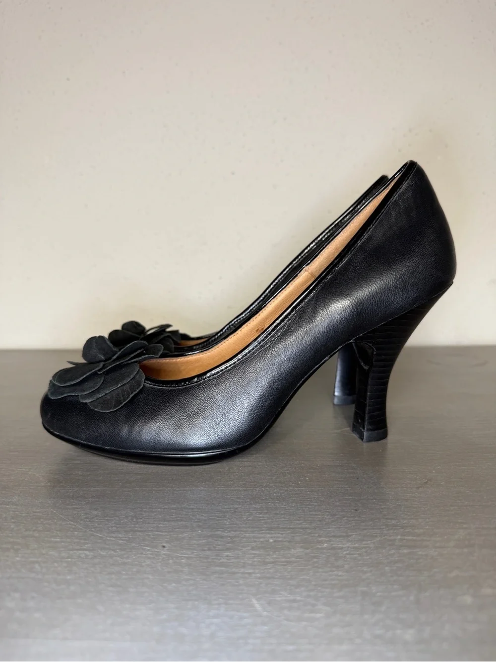 Söfft Black Leather Floral Pump Heels 9M Good Condition Classic Women's Shoes